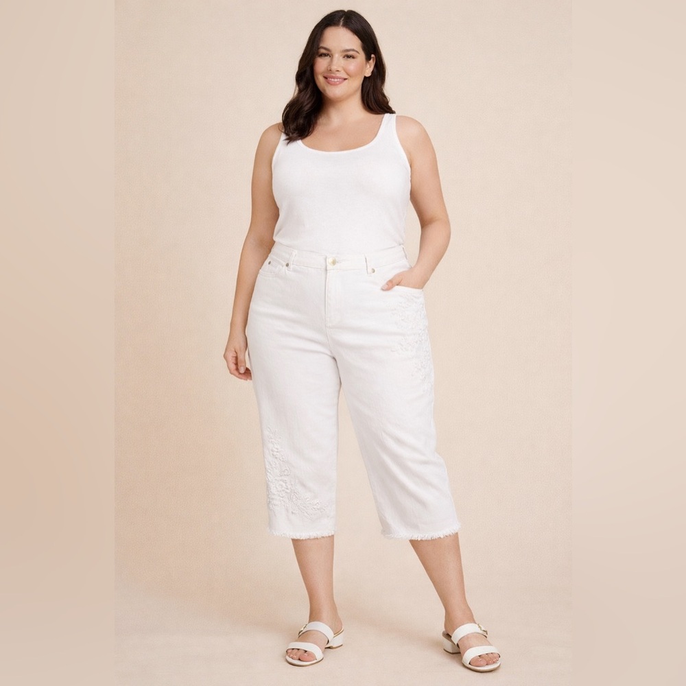 Alfred Dunner Blue Bayou White Capris with Embroidered Detail Elastic Waist 14P